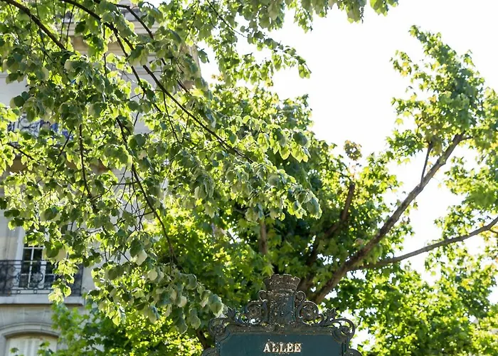 Veeve - Avenue To The Eiffel Tower Apartment