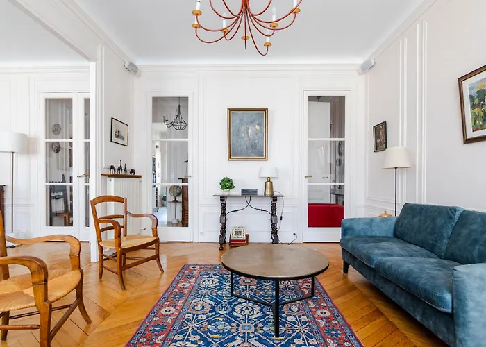 Veeve - Avenue To The Eiffel Tower Apartment *