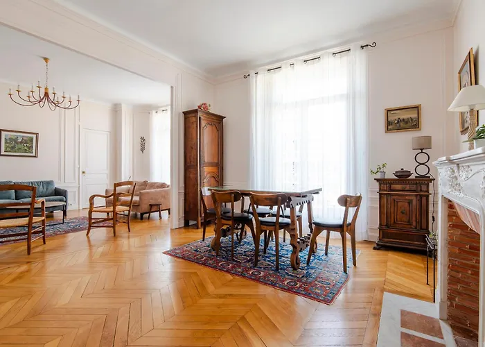 Veeve - Avenue To The Eiffel Tower Apartment *