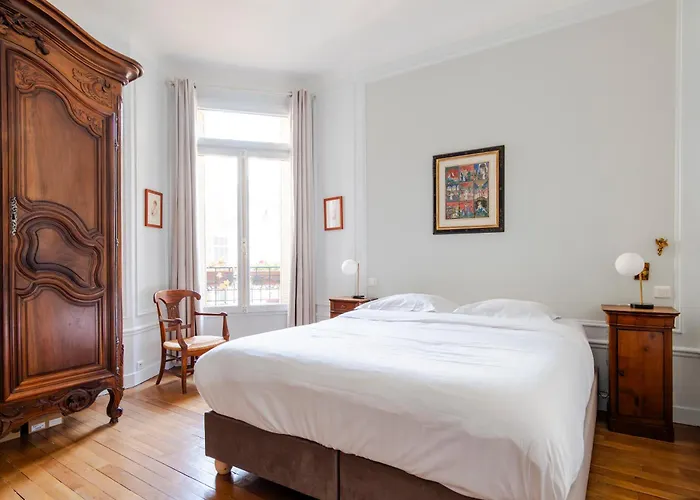 Veeve - Avenue To The Eiffel Tower Paris