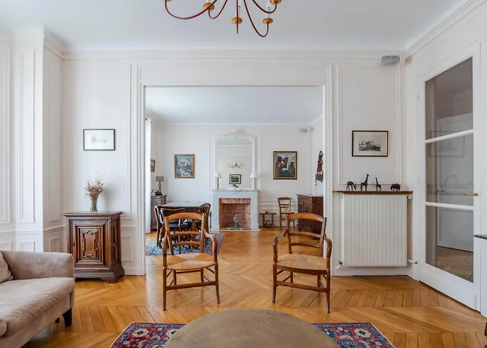 Veeve - Avenue To The Eiffel Tower Apartment