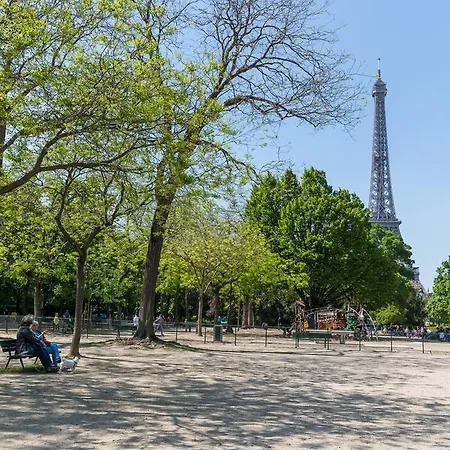 Daire Veeve - Avenue To The Eiffel Tower *